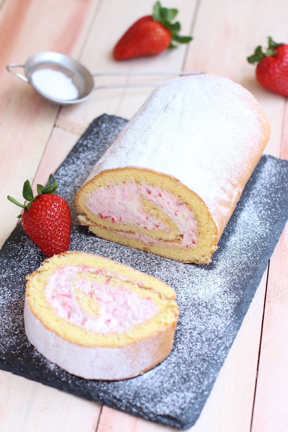 rulada-cu-crema-de-branza-si-capsune