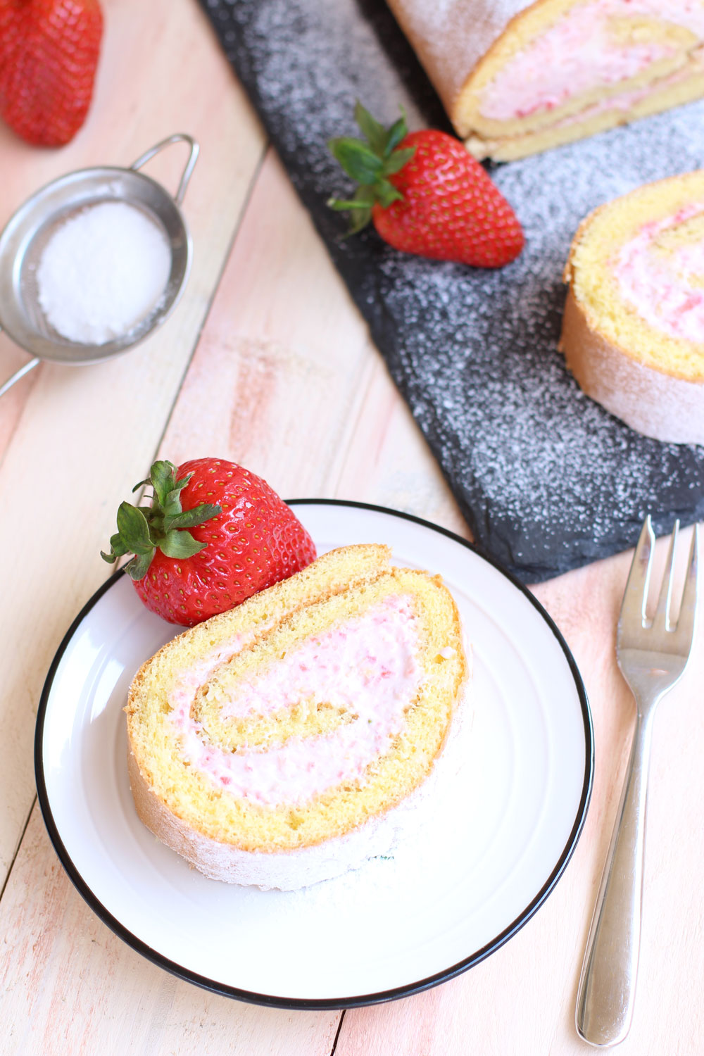 rulada-cu-crema-de-branza-si-capsune