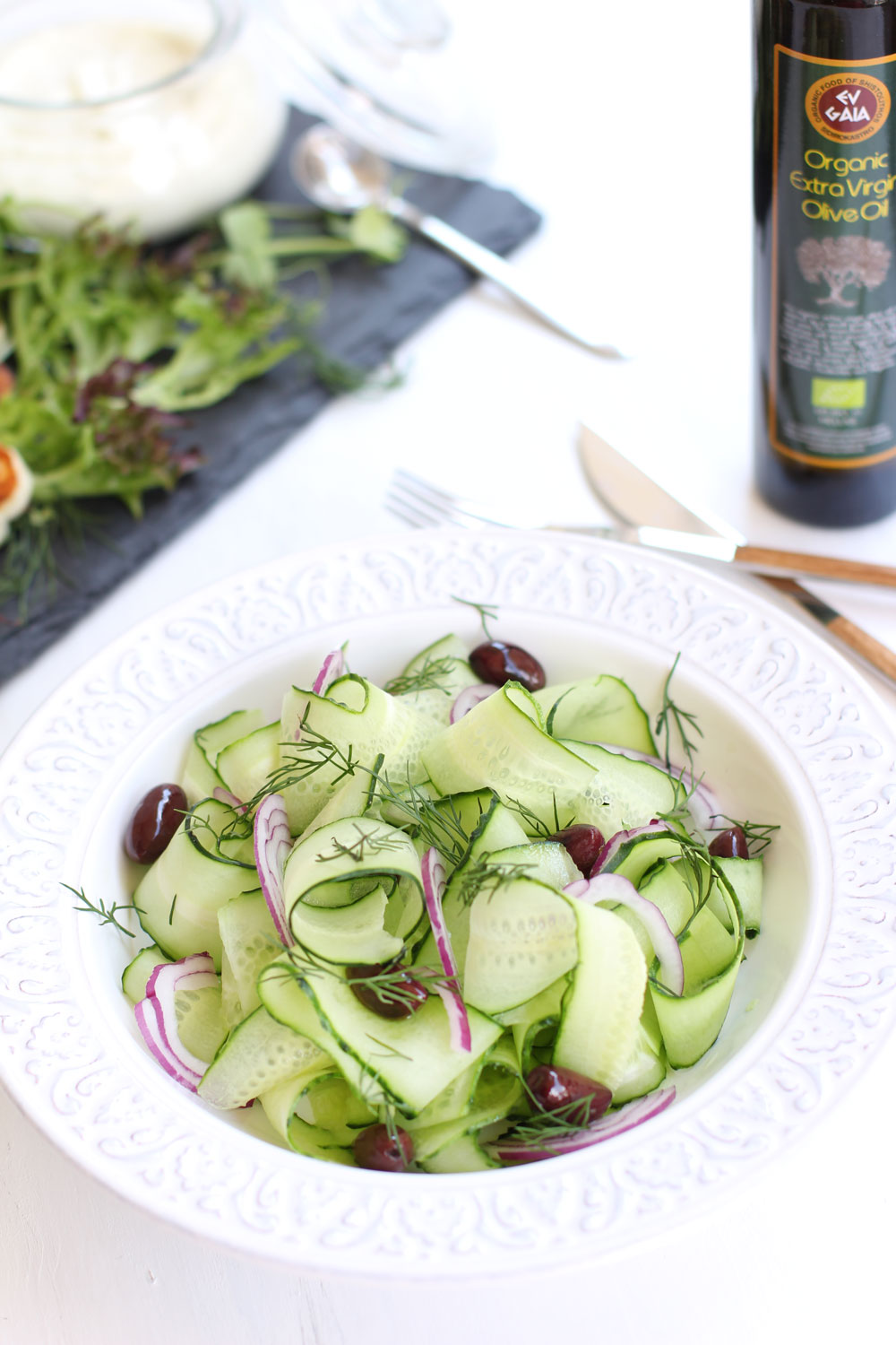 salata_de_castraveti_cu_sos_de_iaurt_si_halloumi