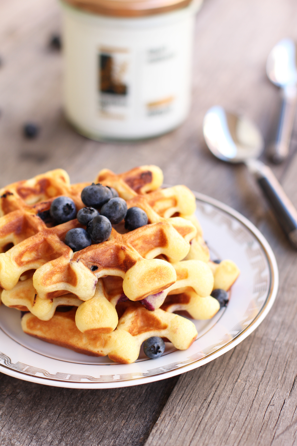 waffles_cu_iaurt_miere_si_afine