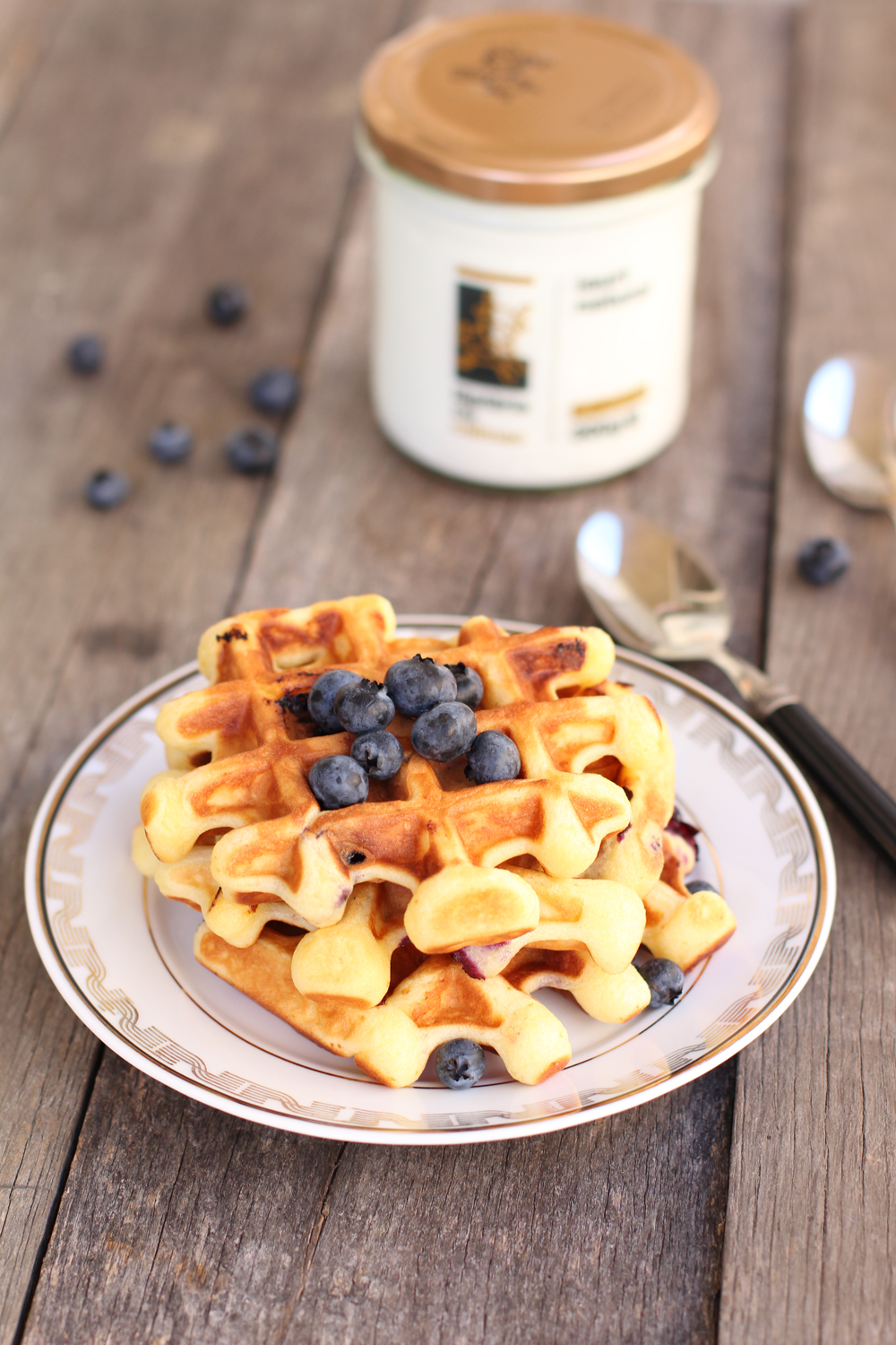 waffles_cu_iaurt_miere_si_afine