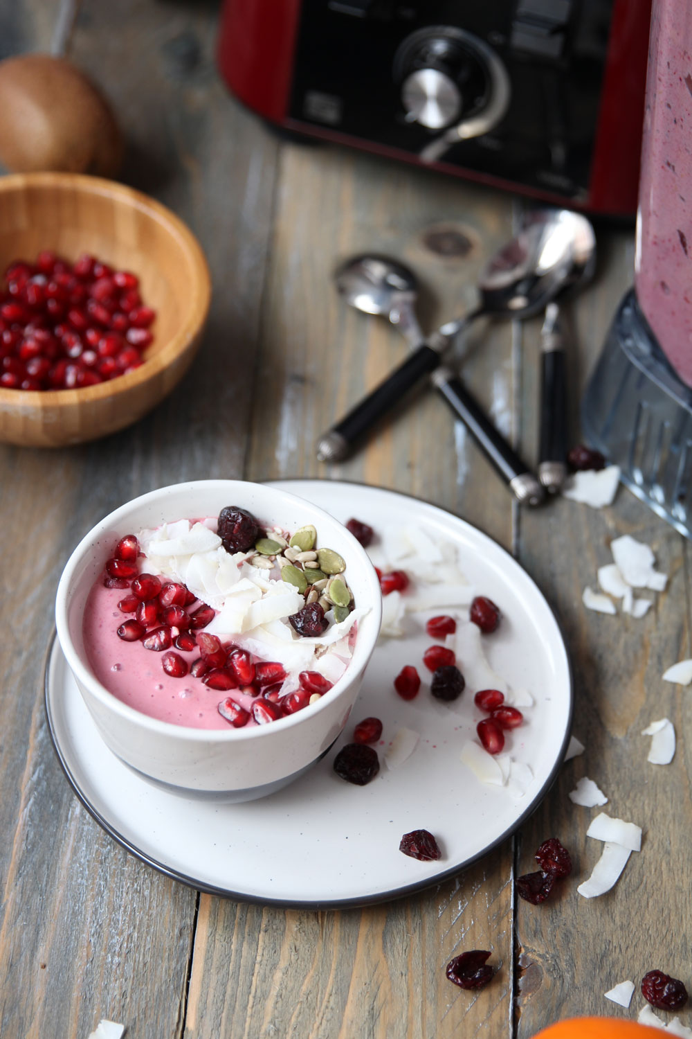 Smoothie bowl cu banane, portocale, mure și zmeură