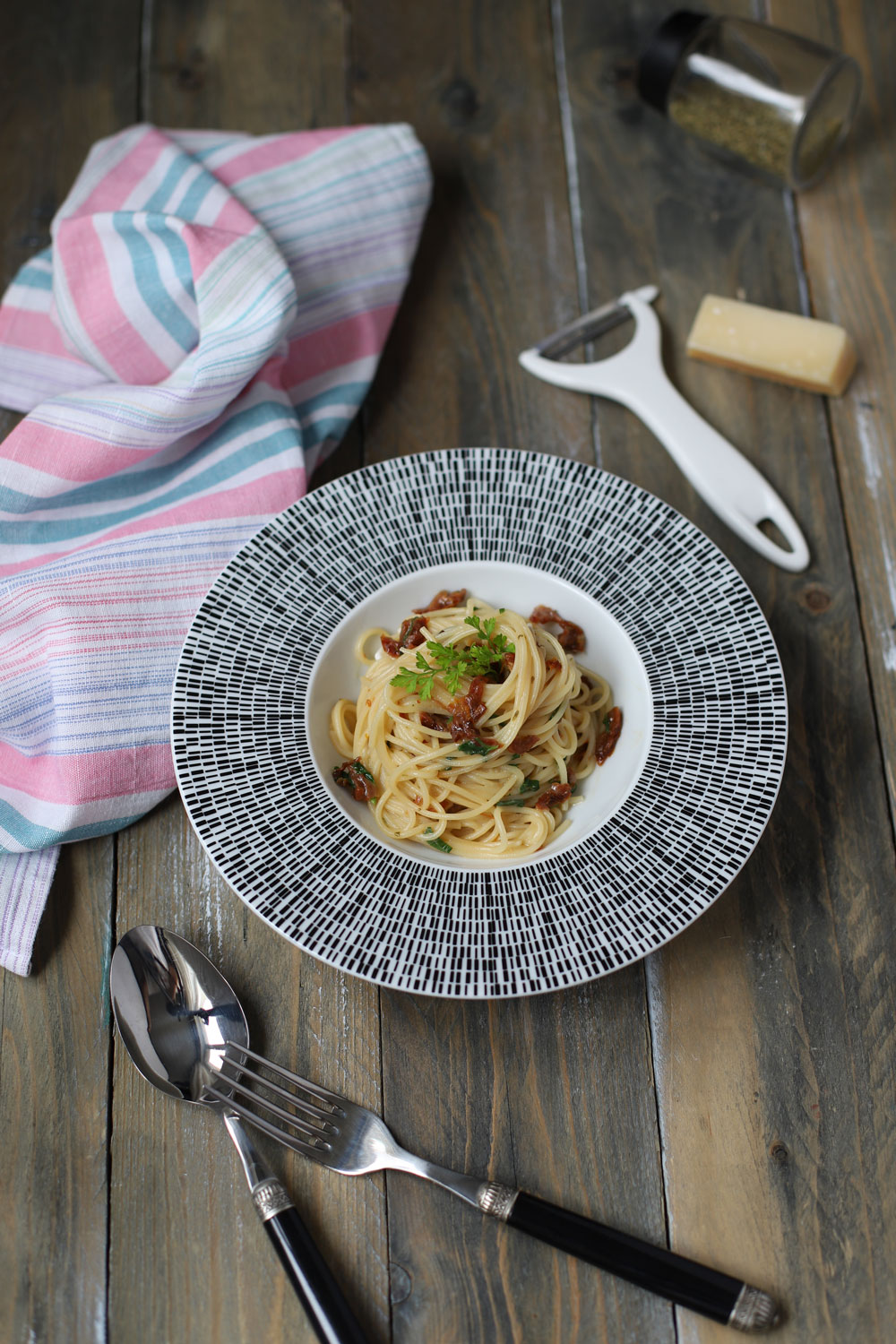 spaghete-cu-rosii-uscate