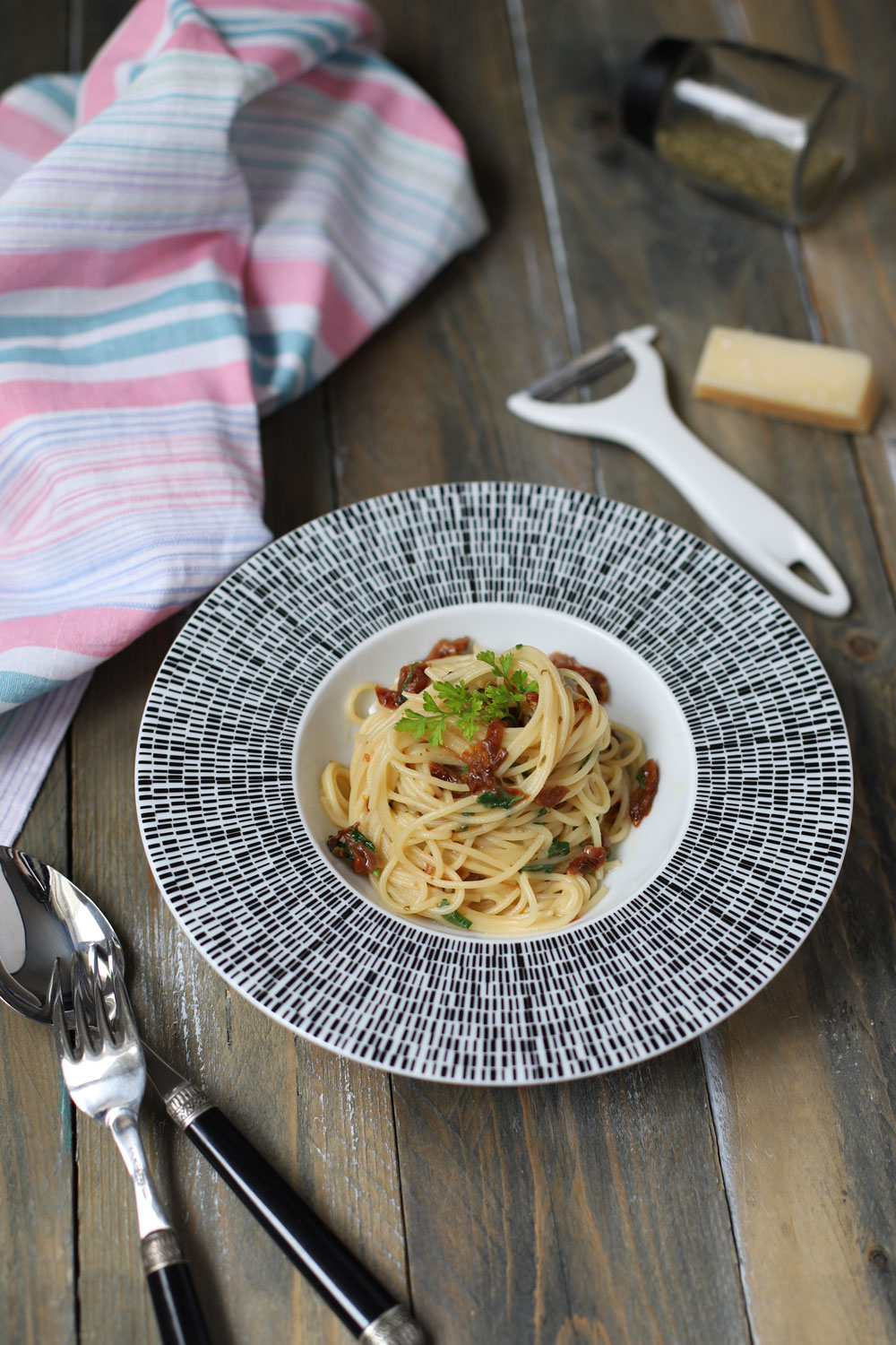 spaghete-cu-rosii-uscate