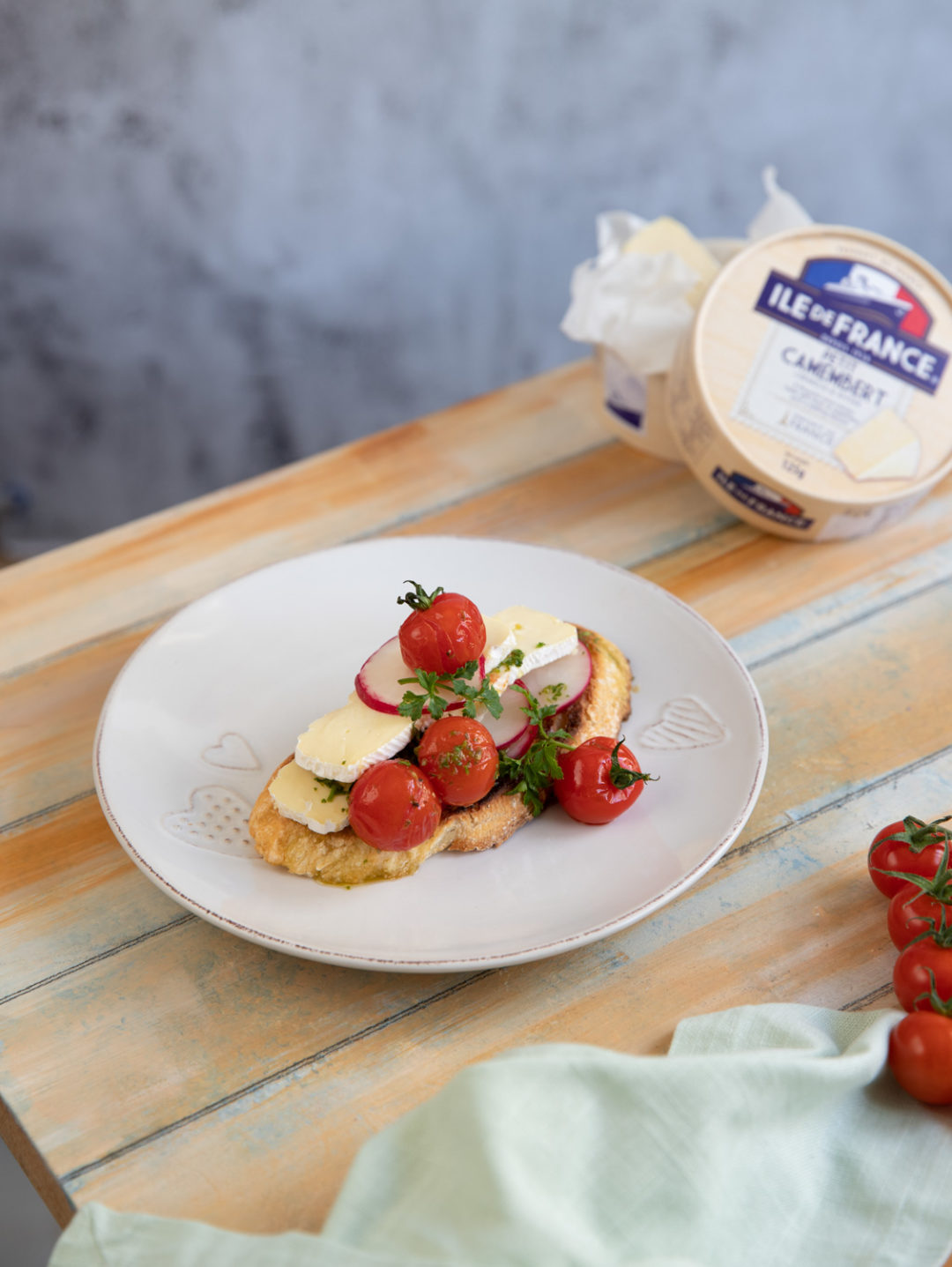 Crostini cu branza rosii si sos pesto