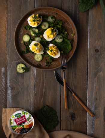 oua umplute cu crema de branza