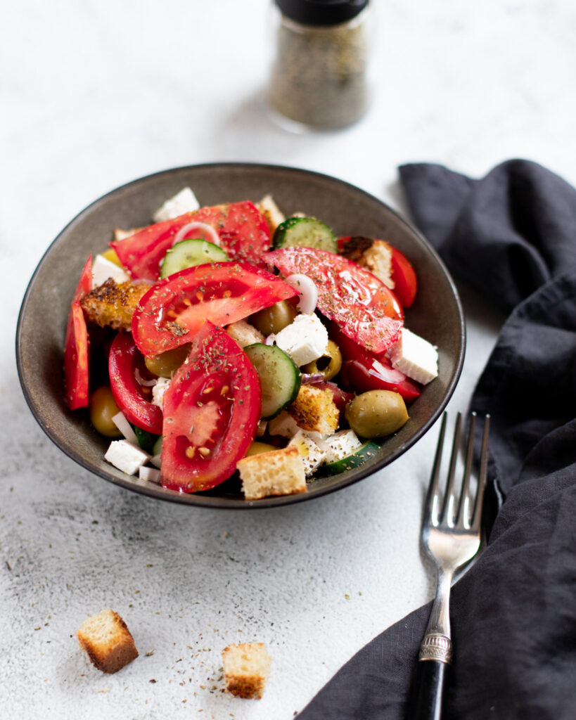 Salată grecească cu crutoane