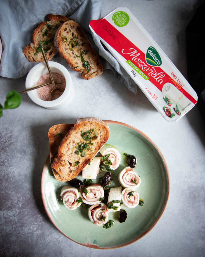 Aperitiv cu mozzarella prosciutto si paine prajita