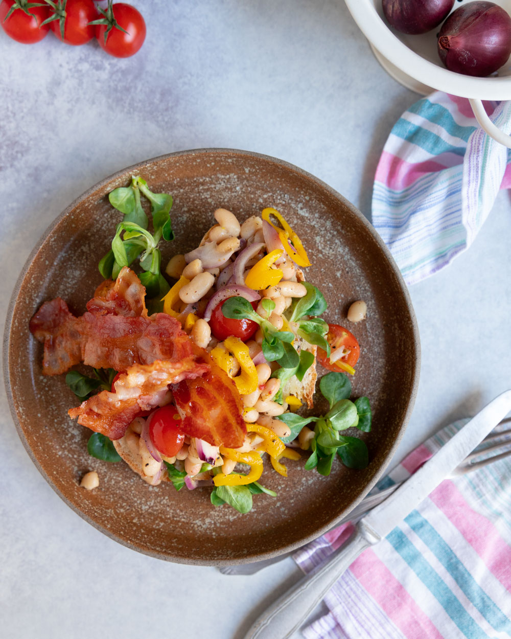 Salata calda de fasole cu bacon crocant