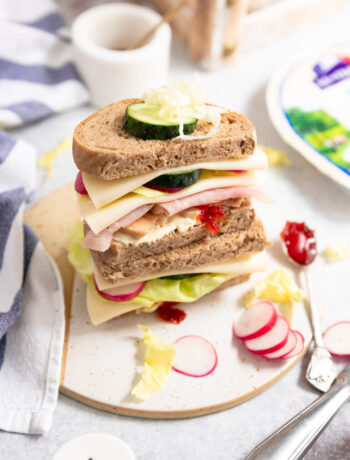 Sandwich cu pui si branza brie