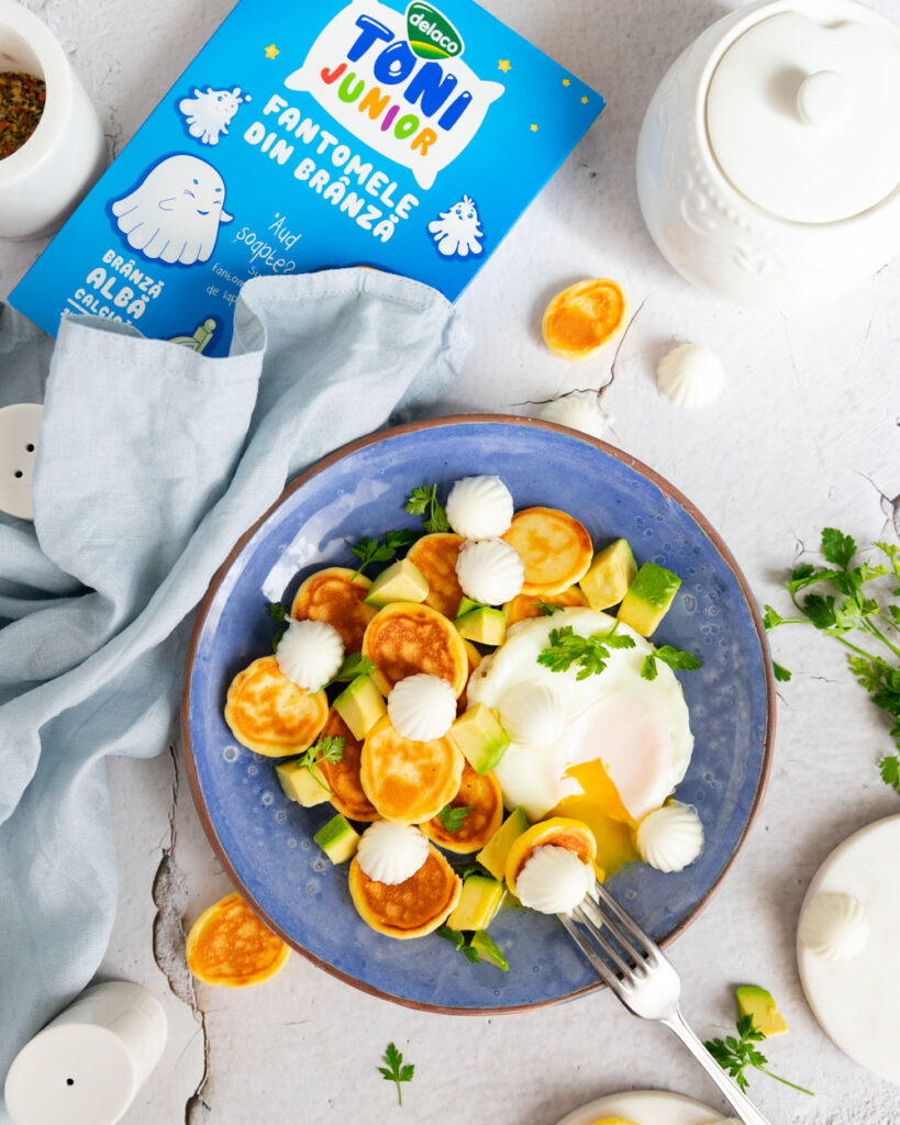 Mini pancakes cu avocado și ou