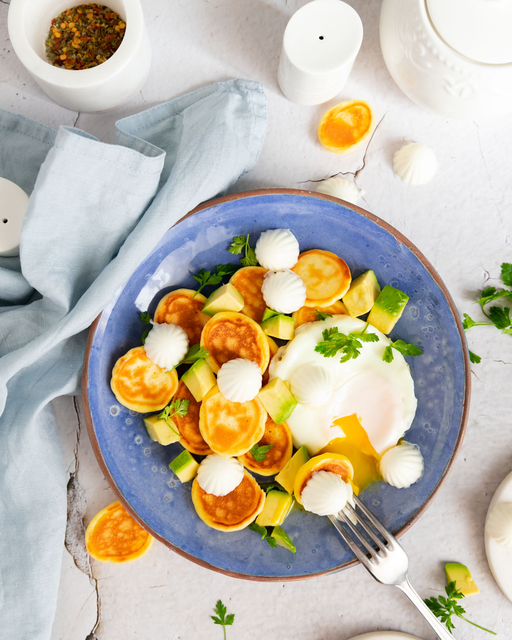 Mini pancakes, mic dejun cu avocado și ou