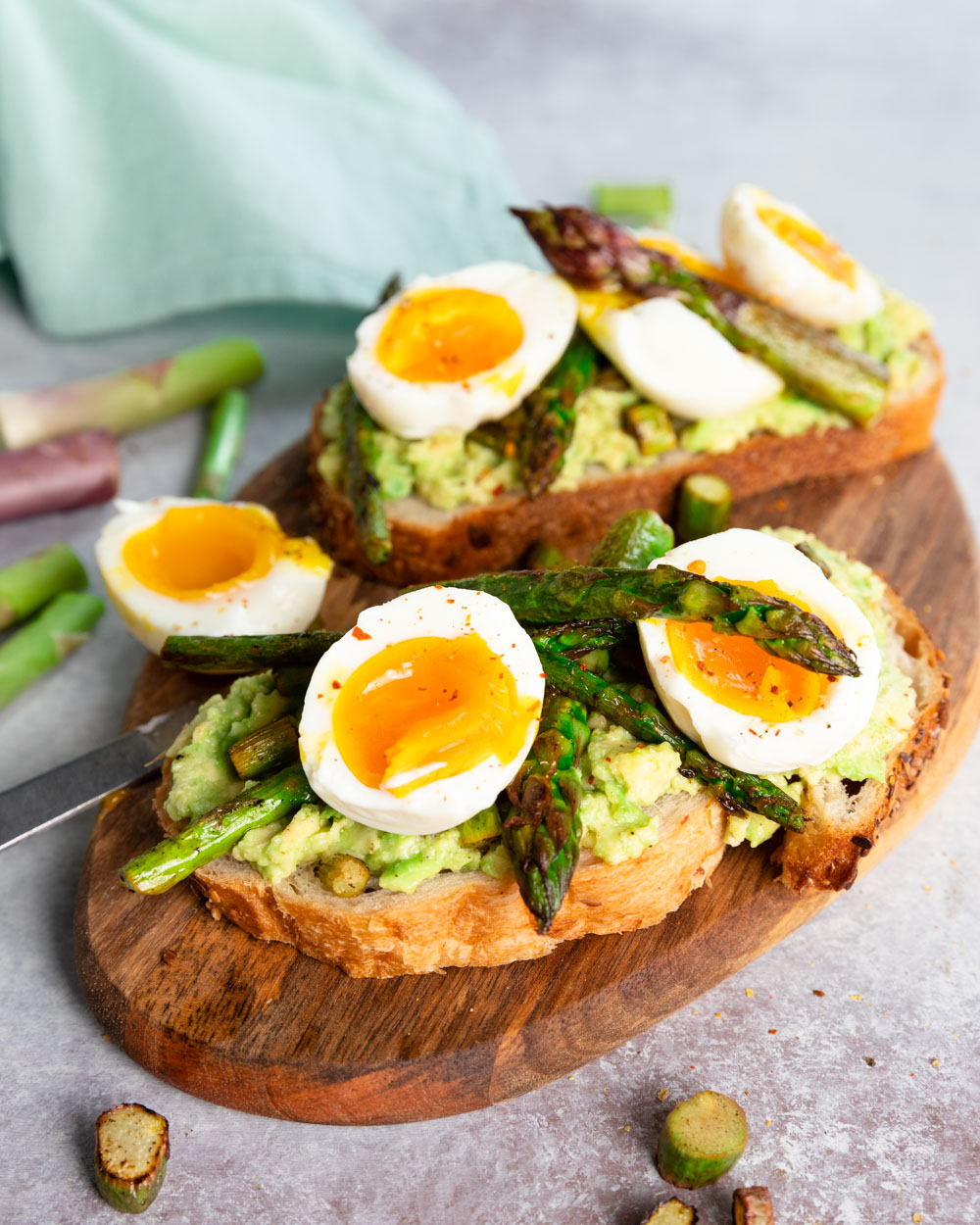 mic dejun cu avocado, sparanghel si ou