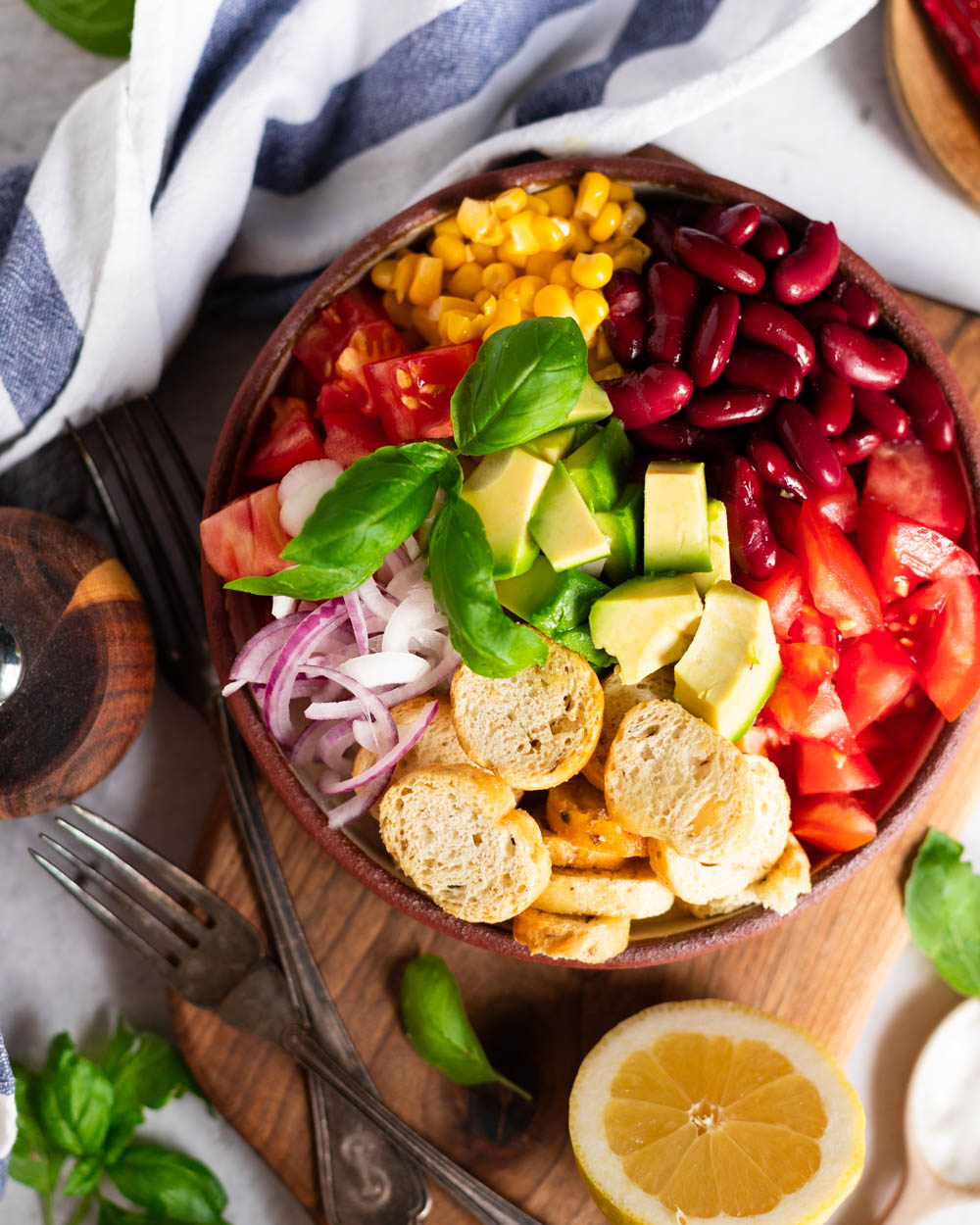 salată cu fasole roșie și porumb