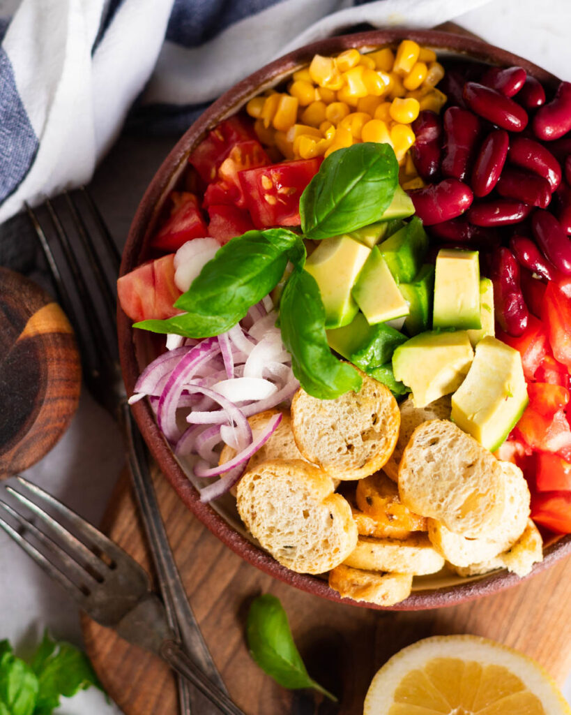 salată cu fasole roșie și porumb