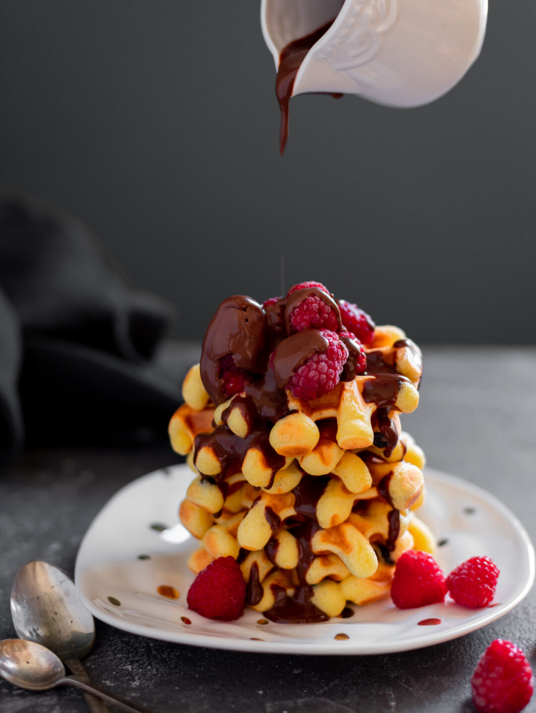 waffles cu ciocolata si fructe