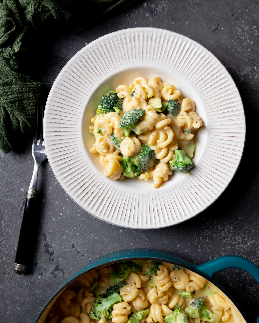 Paste_cu_broccoli_si_sos_cheddar